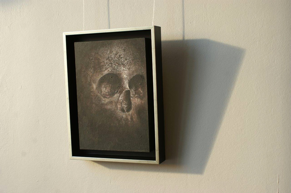 Łukasz Huculak - Skull No. 72 (Tempera on panel | Wymiary: 27 x 36 cm | Cena: 2300 PLN)